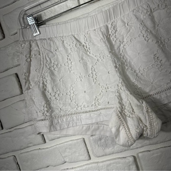 Lilly Pulitzer White Lace Floral Eyelet Shorts Size Medium - Picture 6 of 9